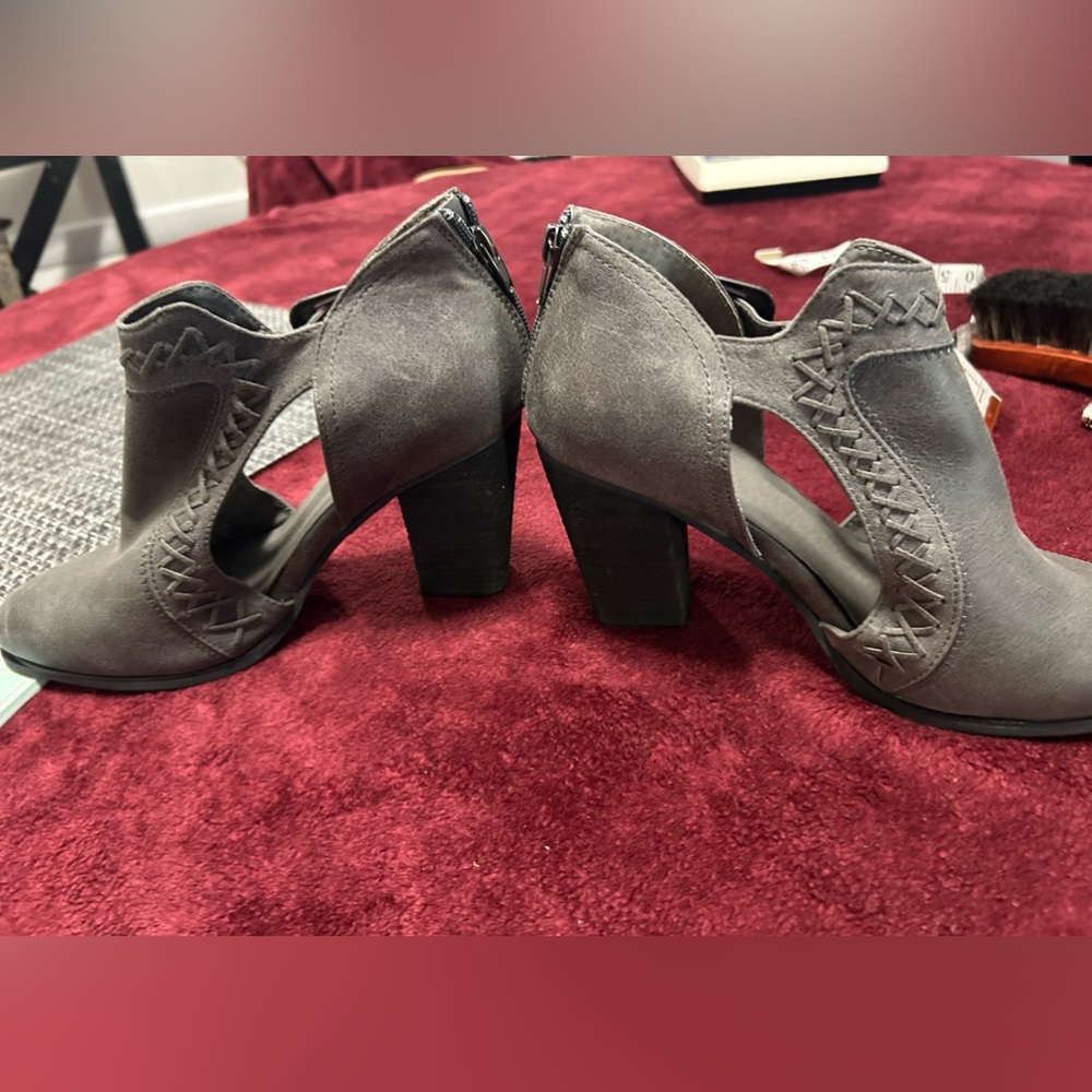 Boots Hot rated 9 1/2 heeled boots—slight scuff on toe.